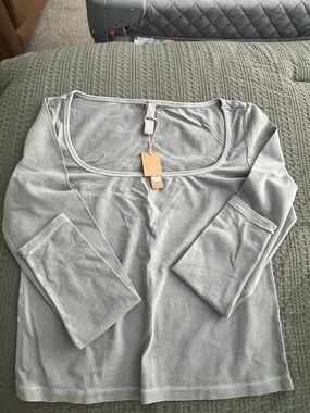 SKIMS Long Sleeve Scoop Neck Tee in Light Gray